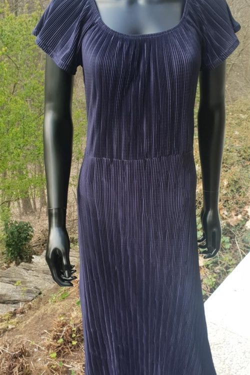 Blauwe lange jurk in plisséstof met elastiek in de taille
