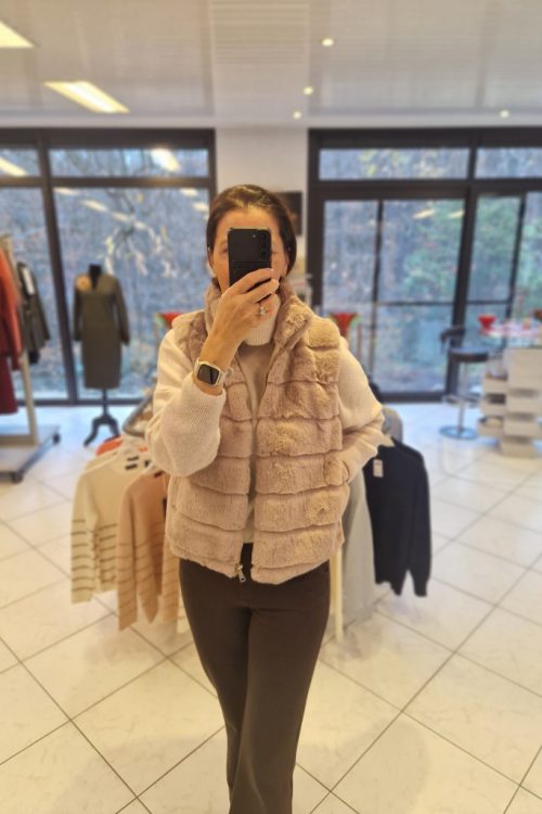 Beige bodywarmer in namaak pels