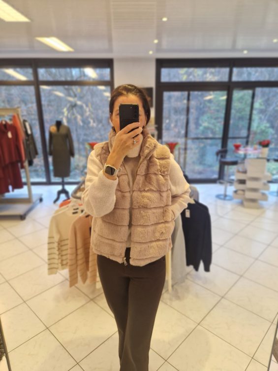 Beige bodywarmer in namaak pels