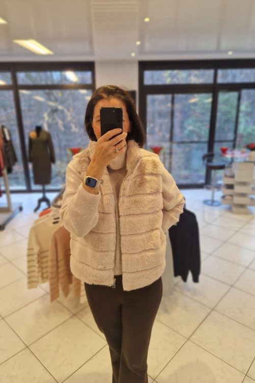 Licht beige bodywarmer in namaak pels