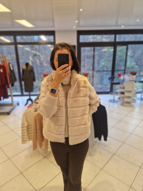 Licht beige bodywarmer in namaak pels